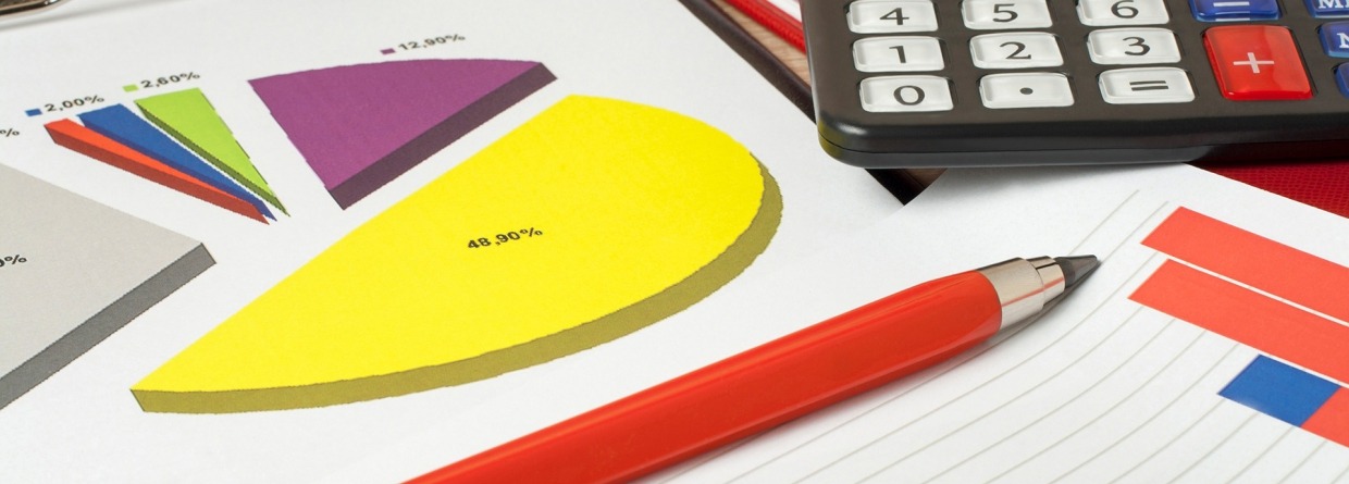 Grafieken, rekenmachine en pen op houten bureau tafel. Financiële en zakelijke concept, Prinsjesdag, Miljoenennota