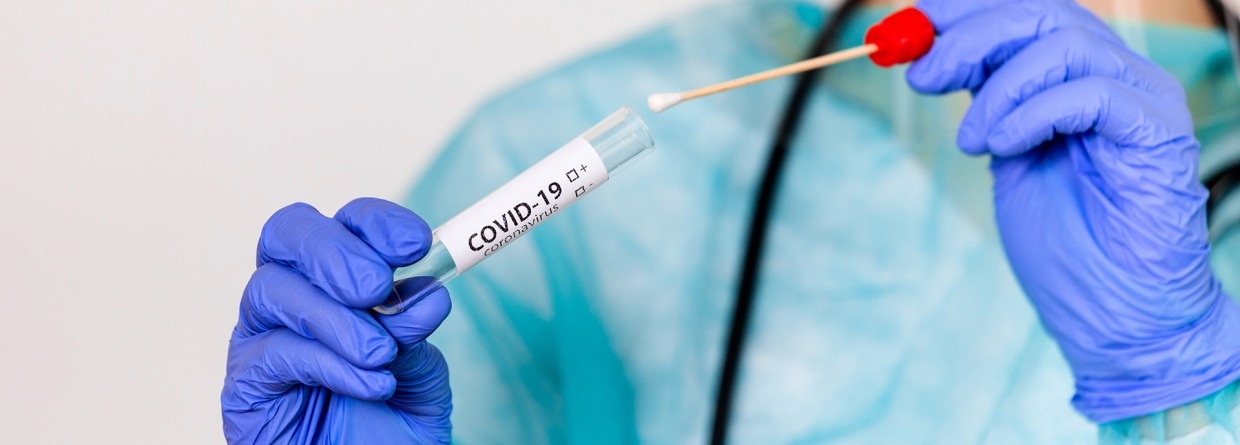 Laborant met swab kit (DNA neus en orale swabbing) Coronavirus COVID-19