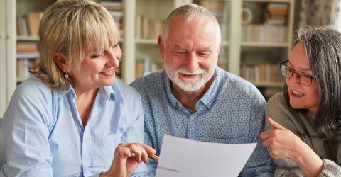 Senioren in bespreking met een pensioenadviseuse 